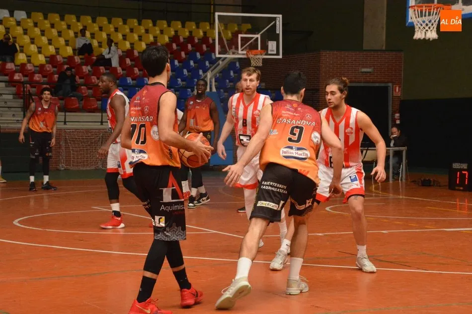 Foto 7 - La falta de acierto y las bajas condenan al Aquimisa (59-62)  