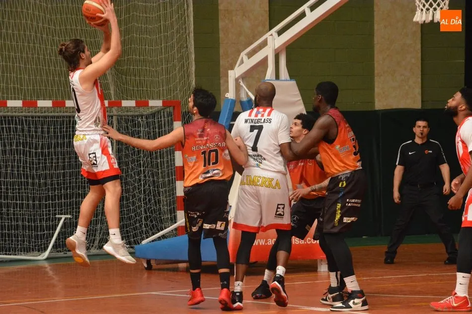 Foto 6 - La falta de acierto y las bajas condenan al Aquimisa (59-62)  