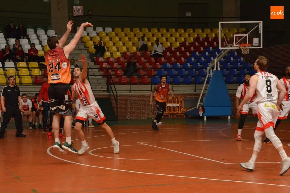 Foto 5 - La falta de acierto y las bajas condenan al Aquimisa (59-62)  
