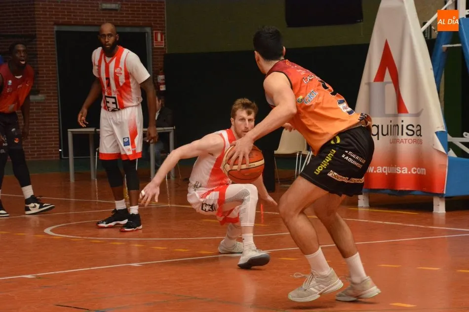 Foto 4 - La falta de acierto y las bajas condenan al Aquimisa (59-62)  