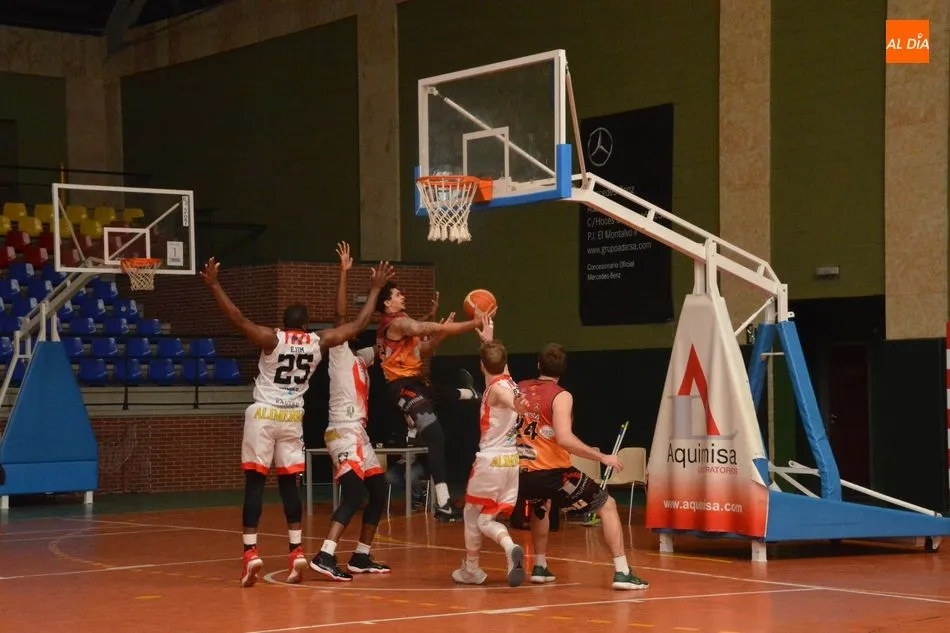 Foto 3 - La falta de acierto y las bajas condenan al Aquimisa (59-62)  