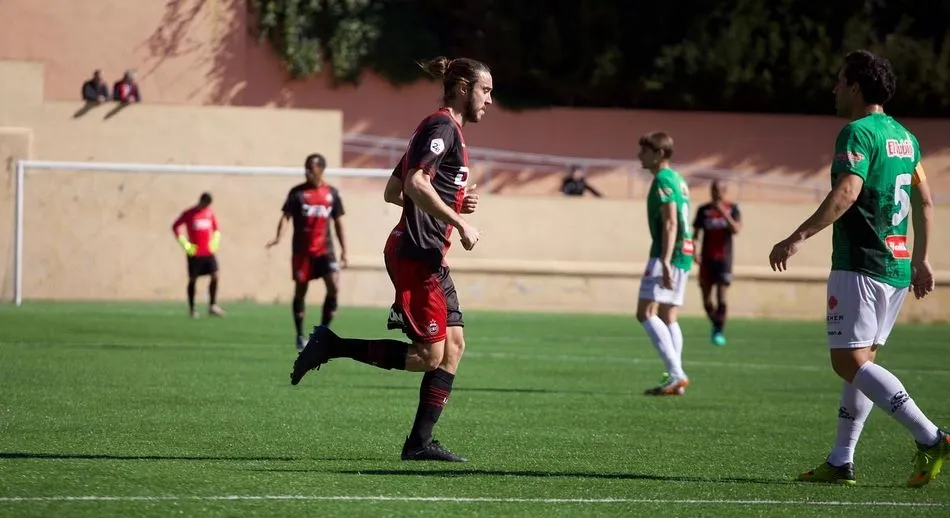 Foto 3 - El CD Guijuelo se lleva los tres puntos en su visita al Uni&oacute;n Adarve (0-1)