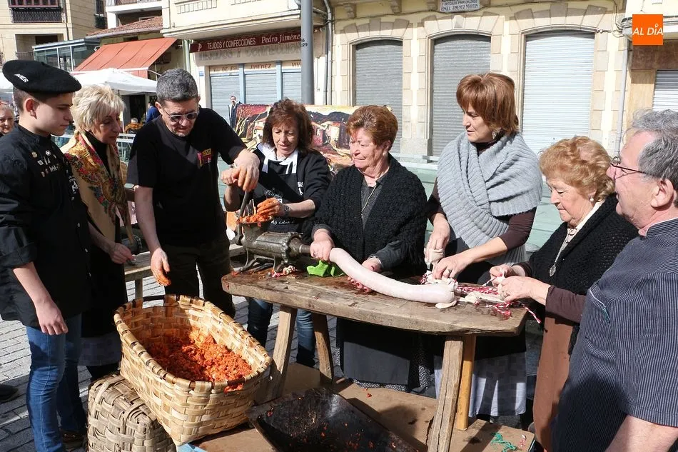 El arte de hacer chorizos llega a la Plaza Mayor de Guijuelo