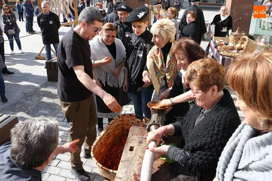 Foto 11 - El arte de hacer chorizos llega a la Plaza Mayor de Guijuelo