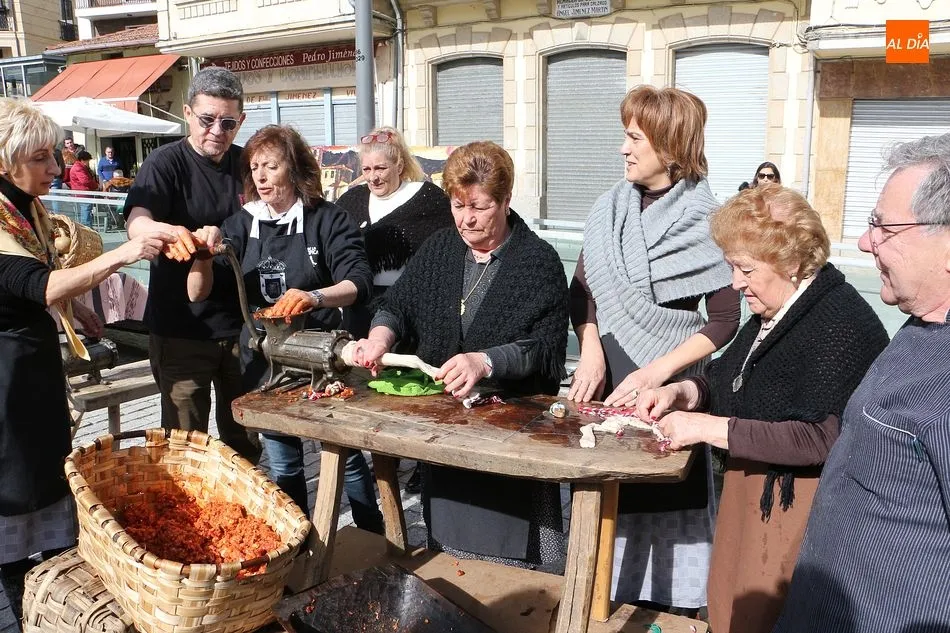 Foto 10 - El arte de hacer chorizos llega a la Plaza Mayor de Guijuelo