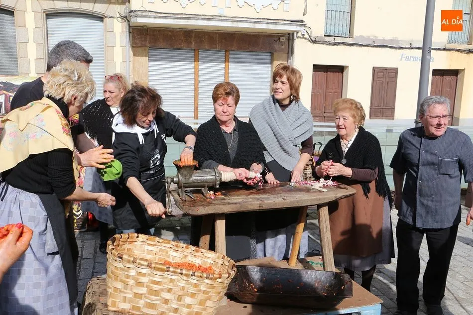 Foto 9 - El arte de hacer chorizos llega a la Plaza Mayor de Guijuelo