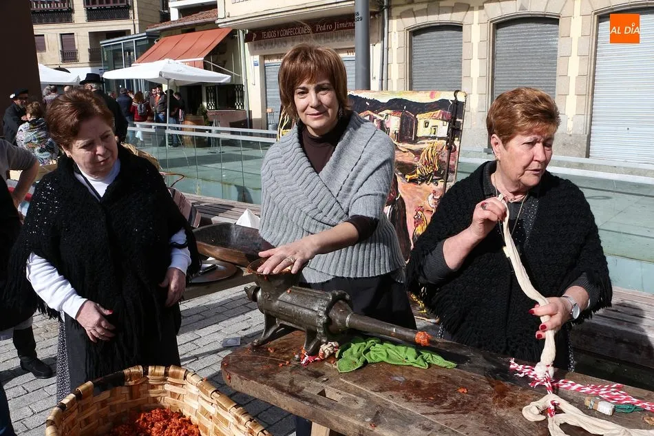 Foto 8 - El arte de hacer chorizos llega a la Plaza Mayor de Guijuelo