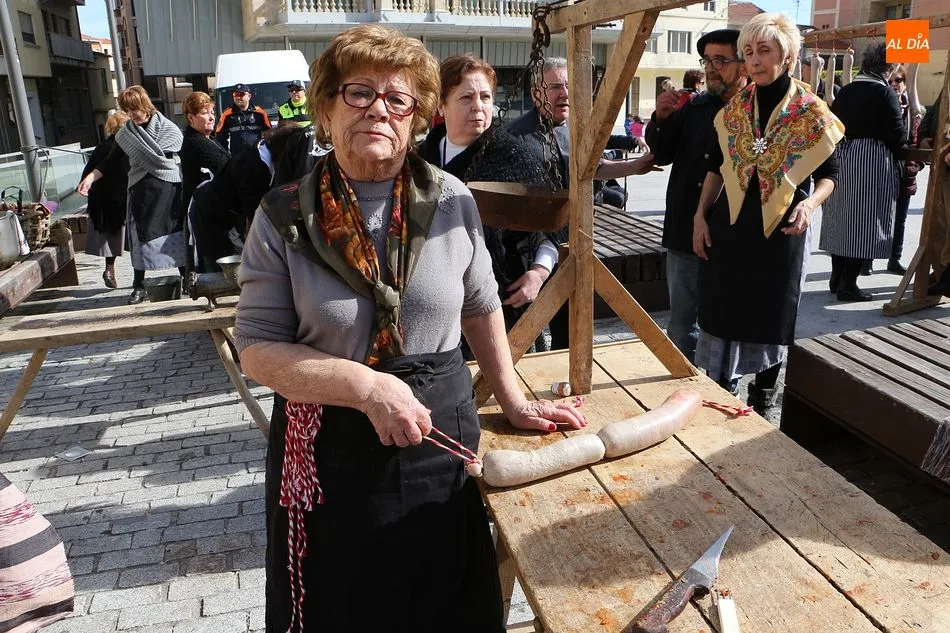 Foto 6 - El arte de hacer chorizos llega a la Plaza Mayor de Guijuelo
