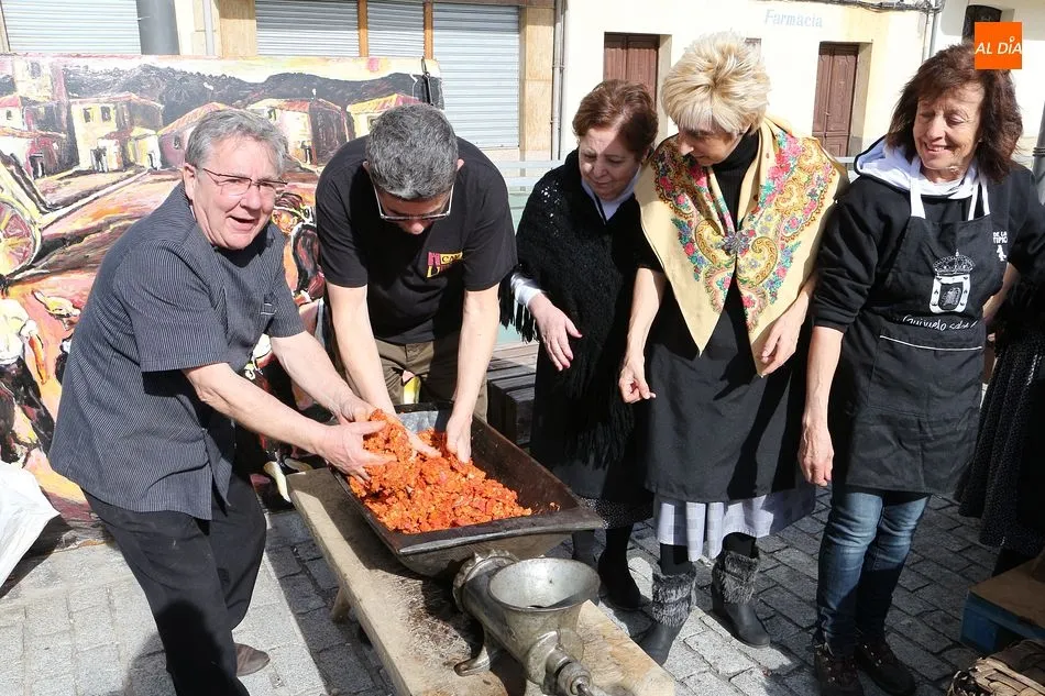 Foto 4 - El arte de hacer chorizos llega a la Plaza Mayor de Guijuelo