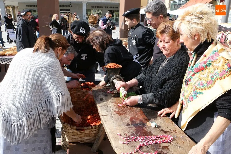 Foto 3 - El arte de hacer chorizos llega a la Plaza Mayor de Guijuelo