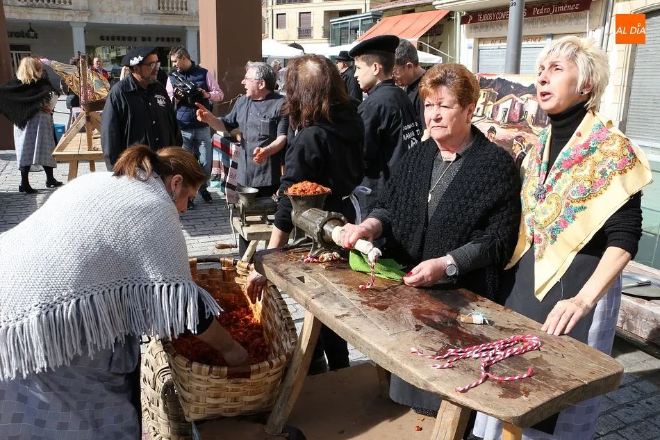 Foto 2 - El arte de hacer chorizos llega a la Plaza Mayor de Guijuelo
