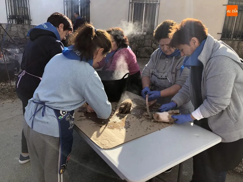 Foto 3 - Los vecinos de Gejo de los Reyes disfrutan de una jornada festiva con la matanza  
