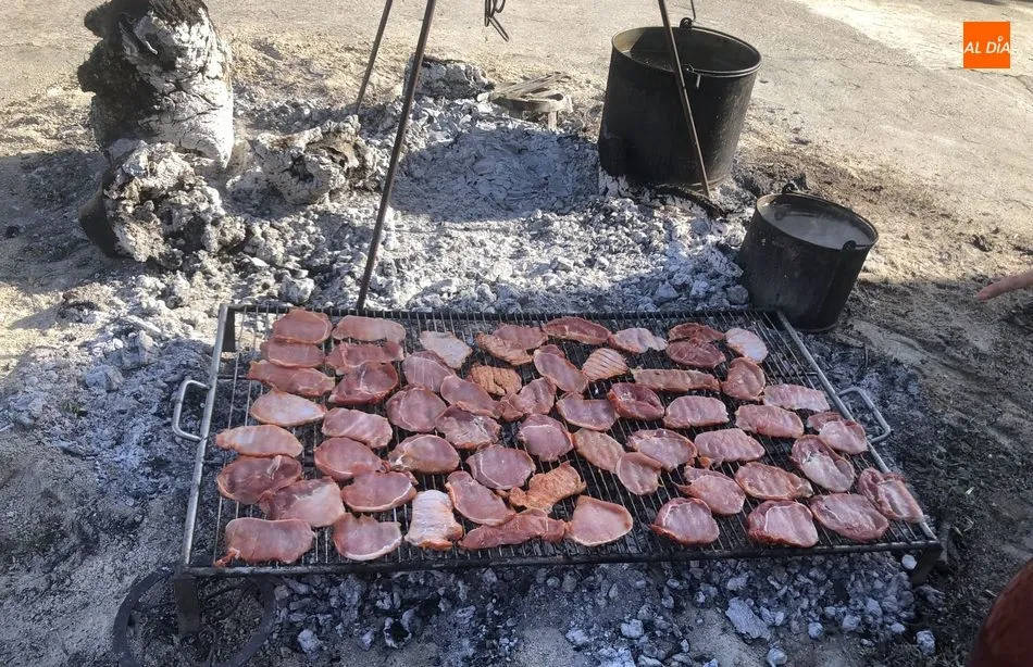 Foto 11 - Los vecinos de Gejo de los Reyes disfrutan de una jornada festiva con la matanza  