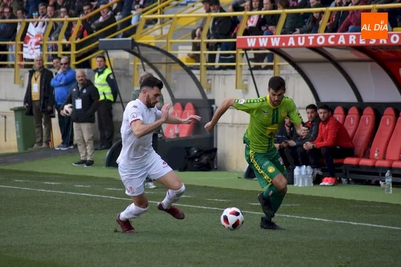 Carlos De la Nava se marcha de un rival / José Luis Cotobal