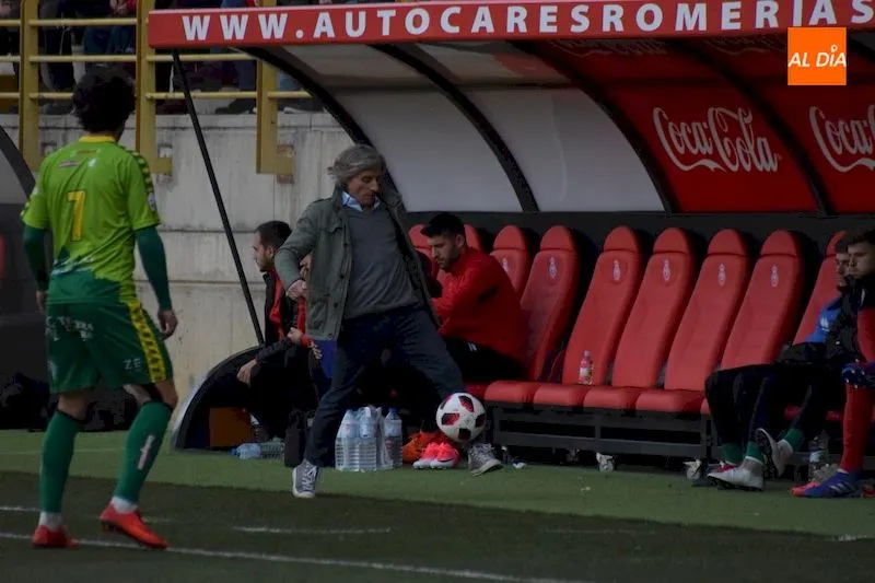 Roberto Aguirre intenta parar un balón durante el partido / José Luis Cotobal