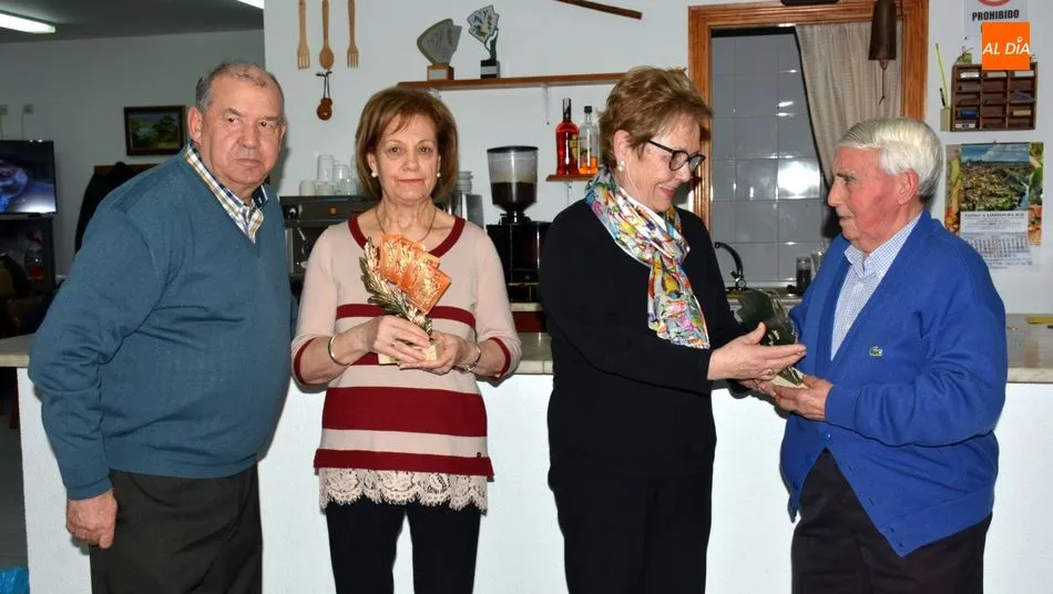 Foto 10 - Ram&oacute;n Nieto y Ju&aacute;n Camb&oacute;n se proclaman campeones de tute en el hogar del jubilado de Lumbrales