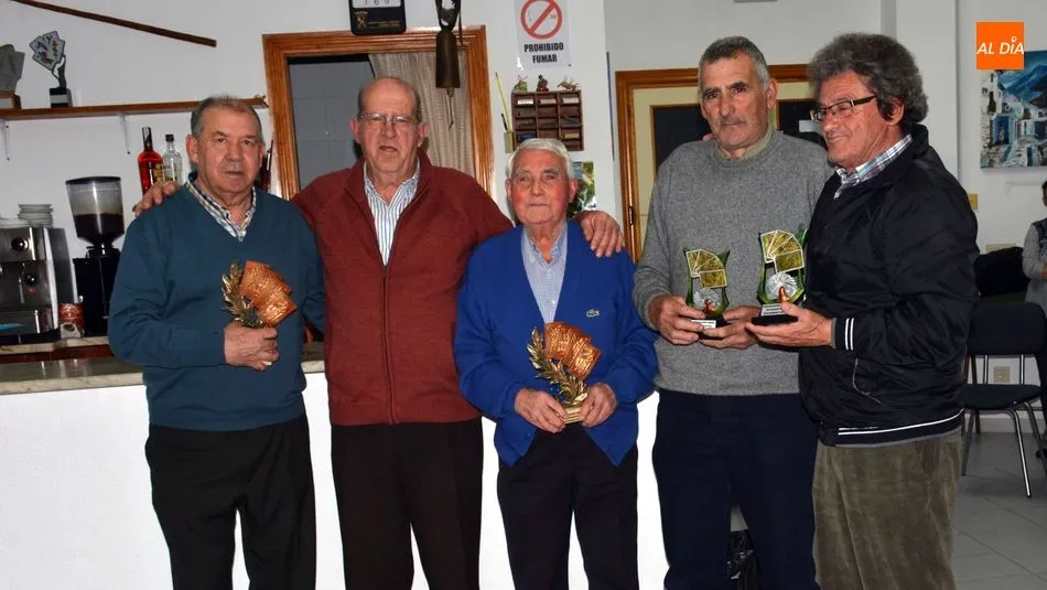 Foto 2 - Ram&oacute;n Nieto y Ju&aacute;n Camb&oacute;n se proclaman campeones de tute en el hogar del jubilado de Lumbrales