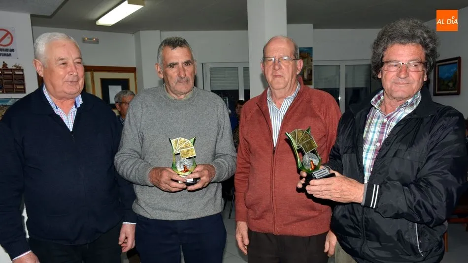Foto 6 - Ram&oacute;n Nieto y Ju&aacute;n Camb&oacute;n se proclaman campeones de tute en el hogar del jubilado de Lumbrales