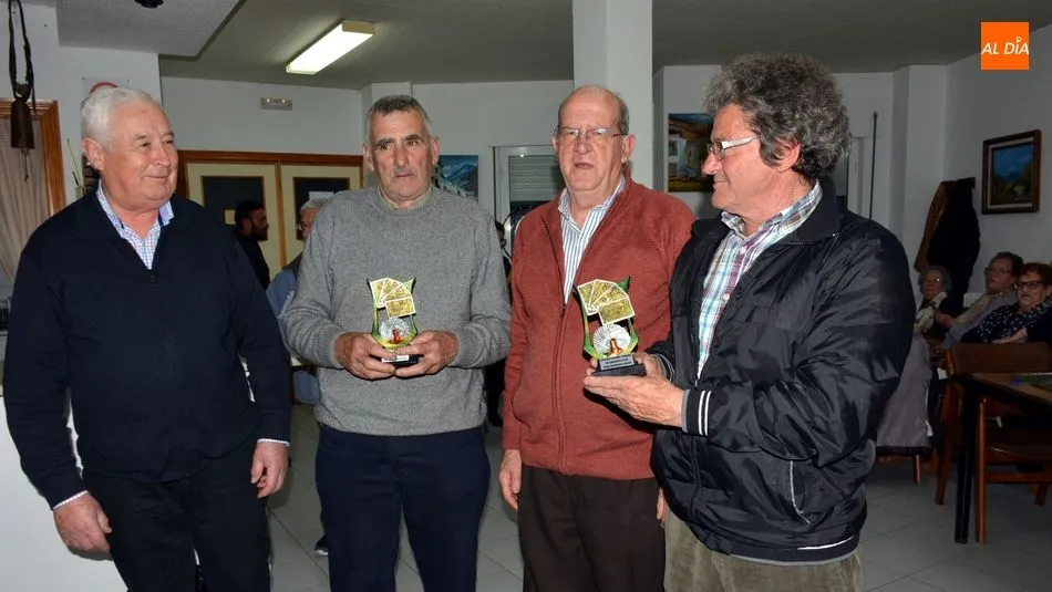 Foto 5 - Ram&oacute;n Nieto y Ju&aacute;n Camb&oacute;n se proclaman campeones de tute en el hogar del jubilado de Lumbrales