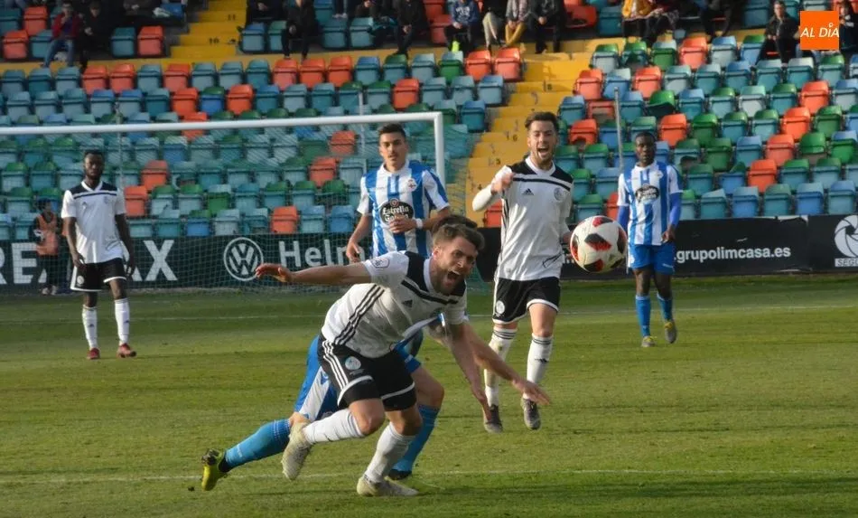 Iván Calero en una de las jugadas de este empate sin goles entre el Salamanca UDS y el filial del Deportivo. Foto de Lydia González