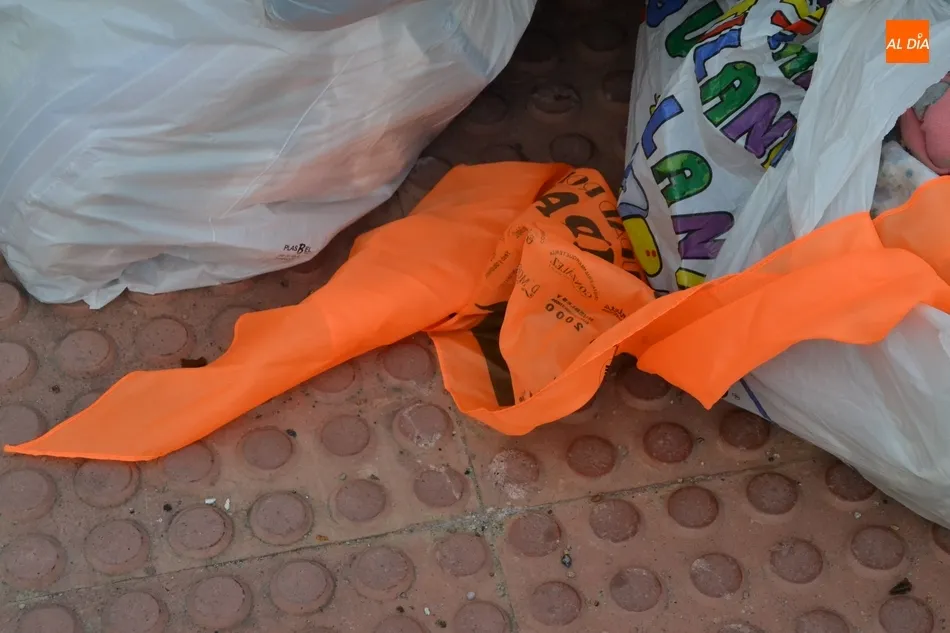 Foto 3 - 1Foto: Un pa&ntilde;uelo del Campanazo, entre las prendas de la desmesurada pasi&oacute;n por el reciclaje  