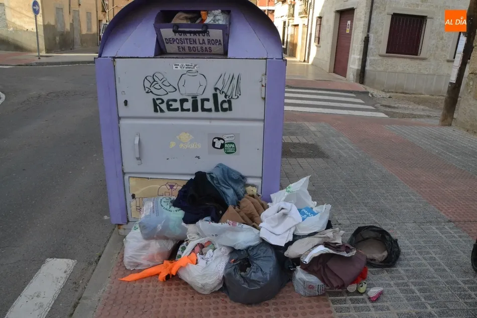 Foto 2 - 1Foto: Un pa&ntilde;uelo del Campanazo, entre las prendas de la desmesurada pasi&oacute;n por el reciclaje  