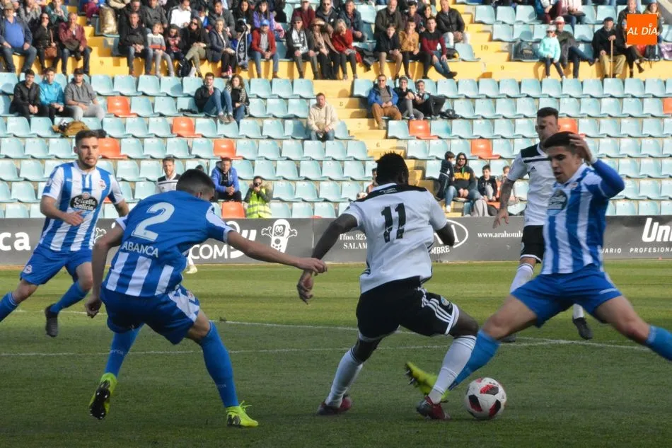 Owusu, rodeado por varios rivales / Lydia González