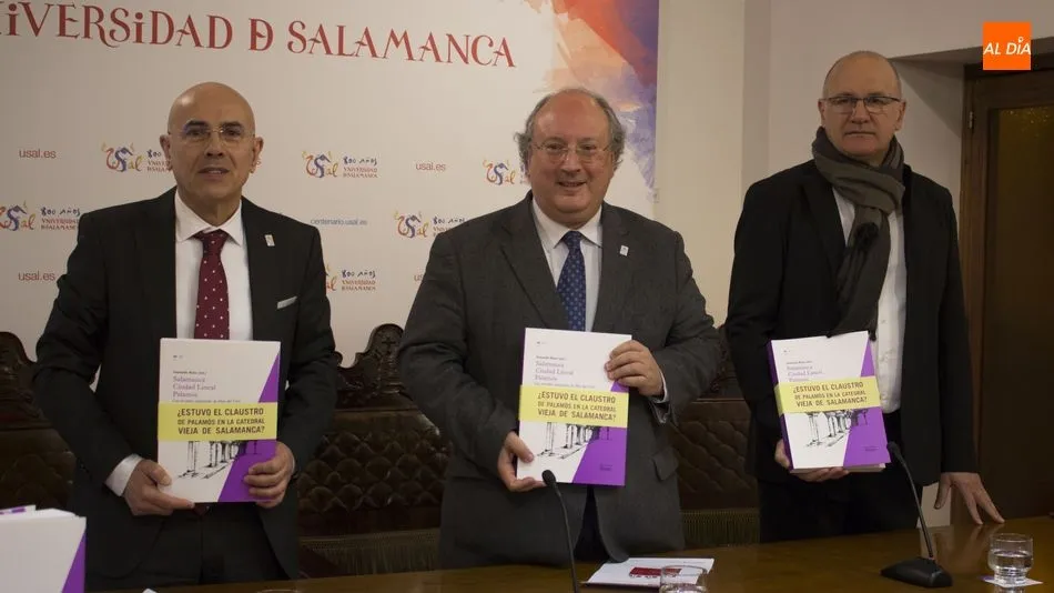 El vicerrector de Política Académica y Participación Social, Enrique Cabero; el director de Ediciones Universidad de Salamanca, José Luis de las Heras; y el coordinador de la obra y autor, Gerardo Boto. Foto de Elena López
