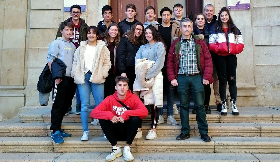 Los alumnos de Humanidades y Ciencias Sociales de 2º de Bachillerato a las puertas del Archivo Diocesano