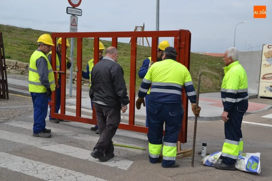 La curva de la Glorieta del Árbol Gordo incorpora una nueva puerta de barras verticales  