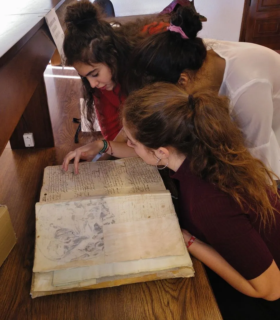 Foto 4 - Los alumnos del Colegio Calasanz descubren c&oacute;mo se escribe la Historia en el Archivo Diocesano  