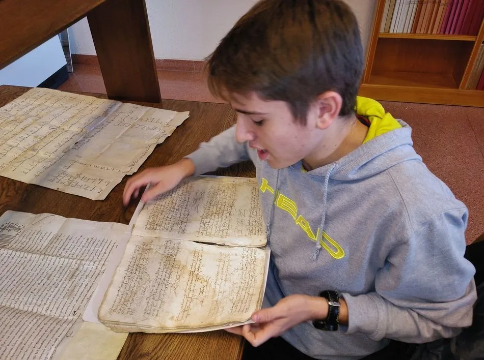 Foto 3 - Los alumnos del Colegio Calasanz descubren c&oacute;mo se escribe la Historia en el Archivo Diocesano  