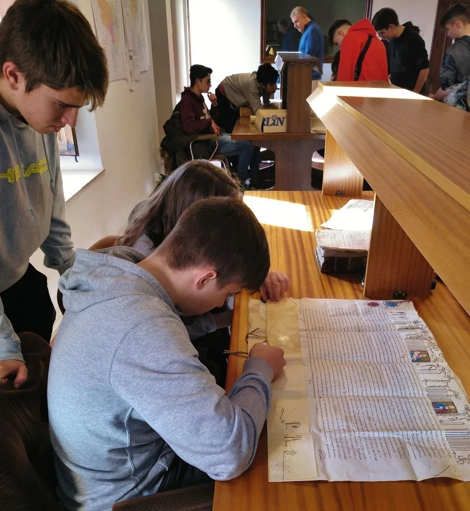 Foto 2 - Los alumnos del Colegio Calasanz descubren c&oacute;mo se escribe la Historia en el Archivo Diocesano  