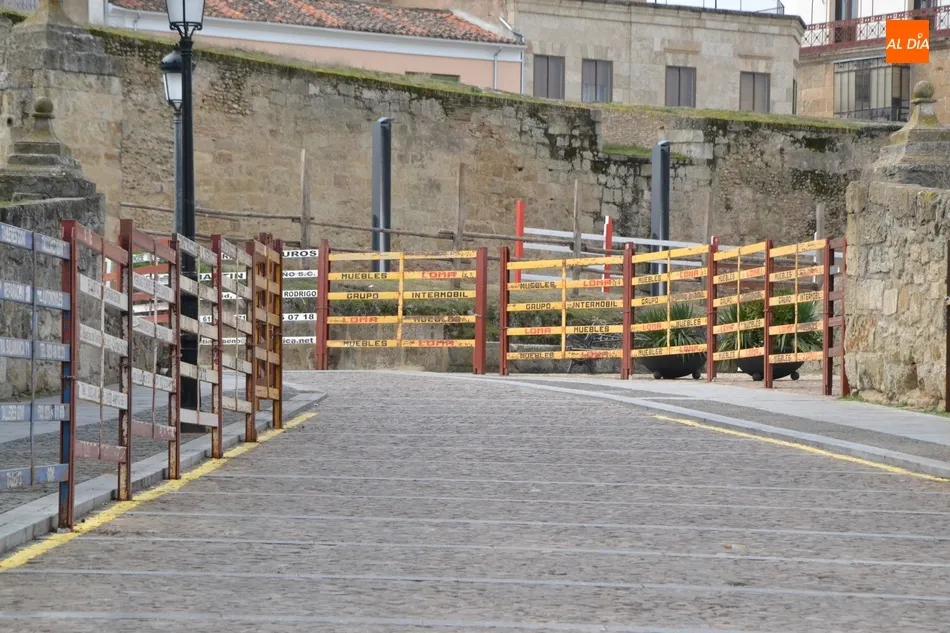 Foto 2 - La curva de la Glorieta del &Aacute;rbol Gordo incorpora una nueva puerta de barras verticales  