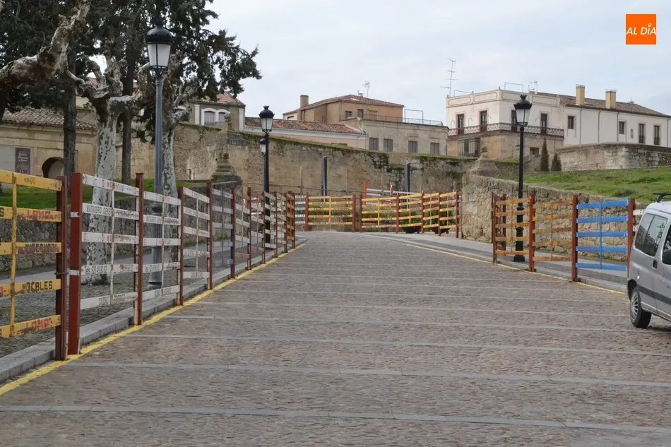 Foto 3 - La curva de la Glorieta del &Aacute;rbol Gordo incorpora una nueva puerta de barras verticales  