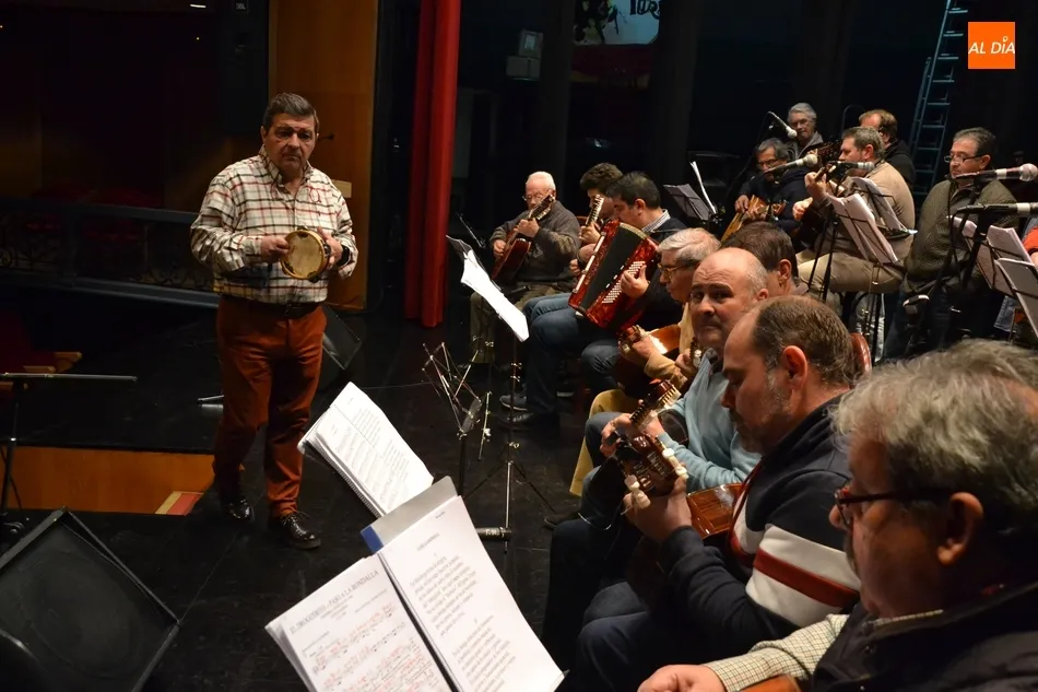 Foto 11 - El Equipo de Gobierno visita a la Rondalla III Columnas en sus &uacute;ltimos ensayos  