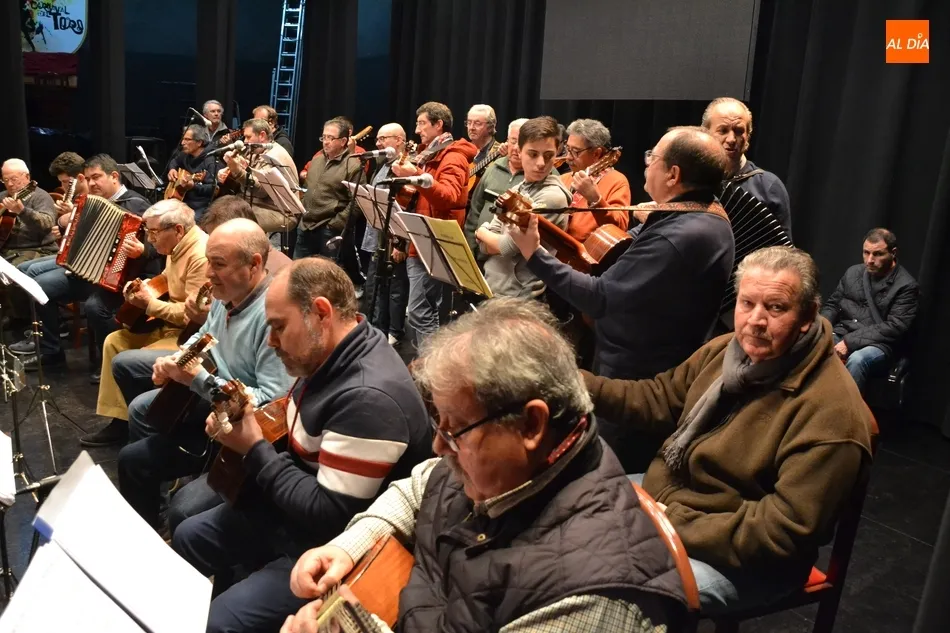 Foto 10 - El Equipo de Gobierno visita a la Rondalla III Columnas en sus &uacute;ltimos ensayos  