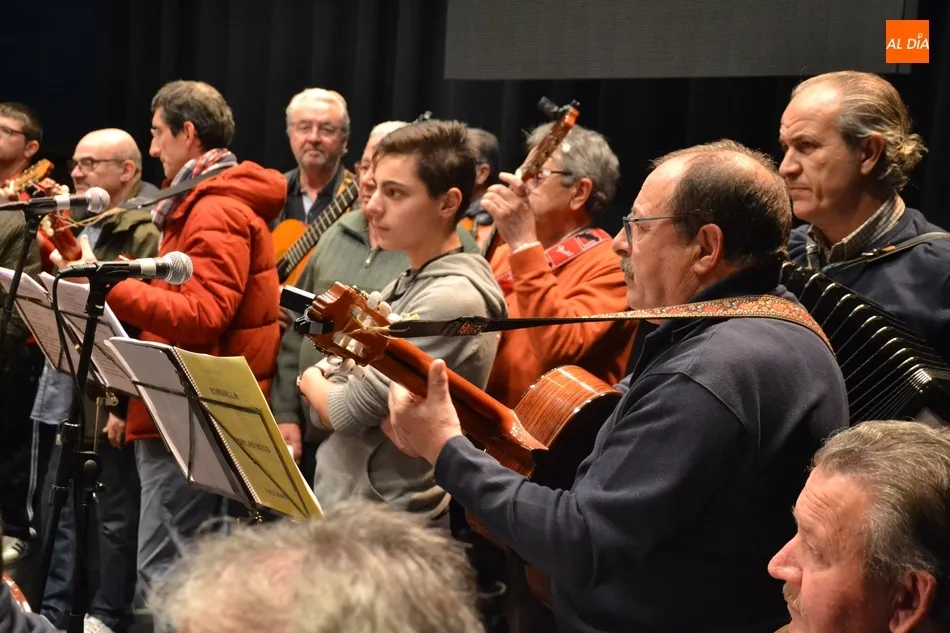 Foto 9 - El Equipo de Gobierno visita a la Rondalla III Columnas en sus &uacute;ltimos ensayos  
