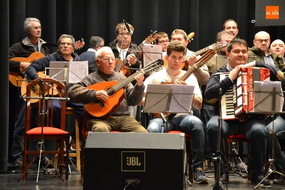 Foto 7 - El Equipo de Gobierno visita a la Rondalla III Columnas en sus &uacute;ltimos ensayos  