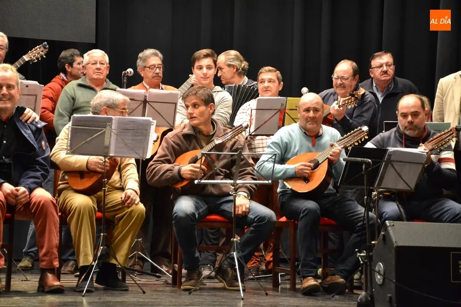 Foto 5 - El Equipo de Gobierno visita a la Rondalla III Columnas en sus &uacute;ltimos ensayos  