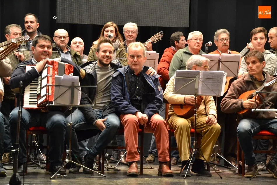 Foto 6 - El Equipo de Gobierno visita a la Rondalla III Columnas en sus &uacute;ltimos ensayos  