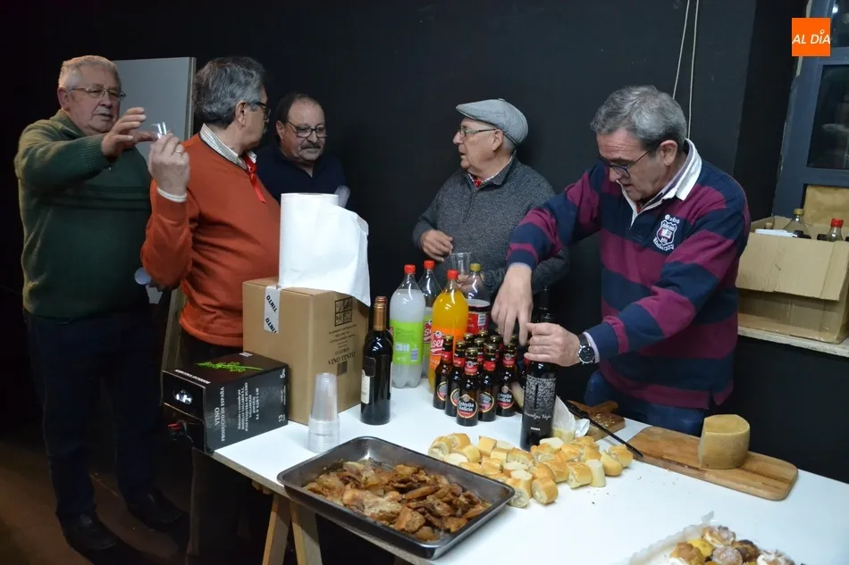 Foto 2 - El Equipo de Gobierno visita a la Rondalla III Columnas en sus &uacute;ltimos ensayos  