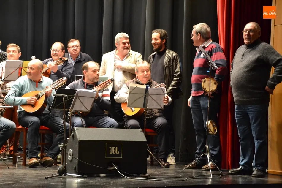 Foto 4 - El Equipo de Gobierno visita a la Rondalla III Columnas en sus &uacute;ltimos ensayos  