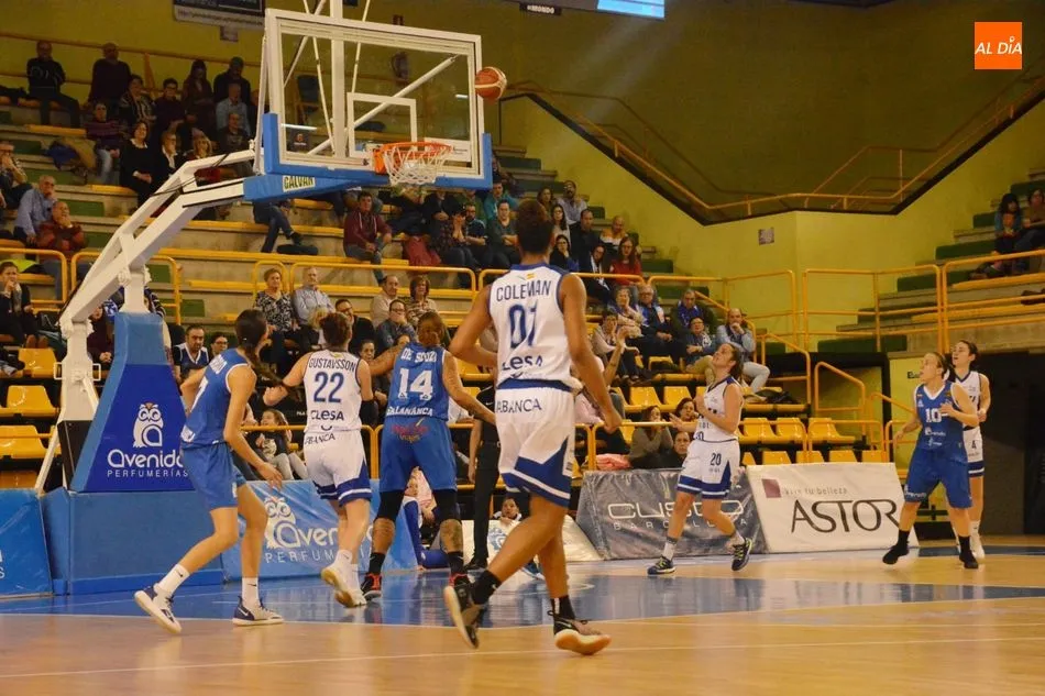 Una disputa del partido ante el Uni Ferrol / Lydia González