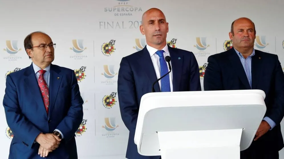 Luis Rubiales (en el centro), durante una rueda de prensa / EL CONFIDENCIAL