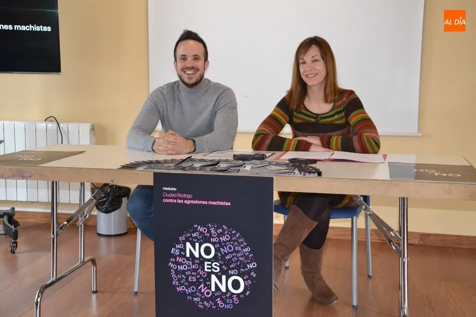 Foto 9 - Una veintena de agujas se ti&ntilde;en de morado en la campa&ntilde;a &lsquo;#NoEsNo&rsquo; contra las agresiones...