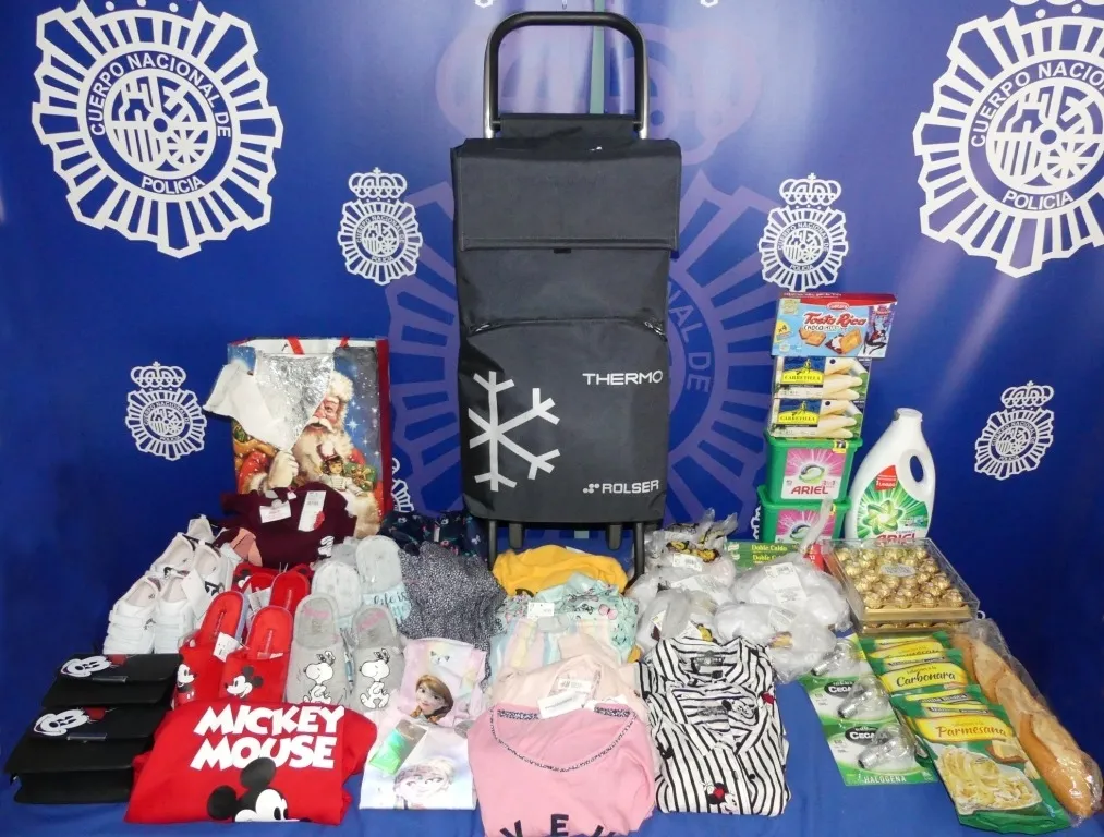 Cuatro personas arrestadas, dos de ellas menores, por robos en tiendas de la calle Toro