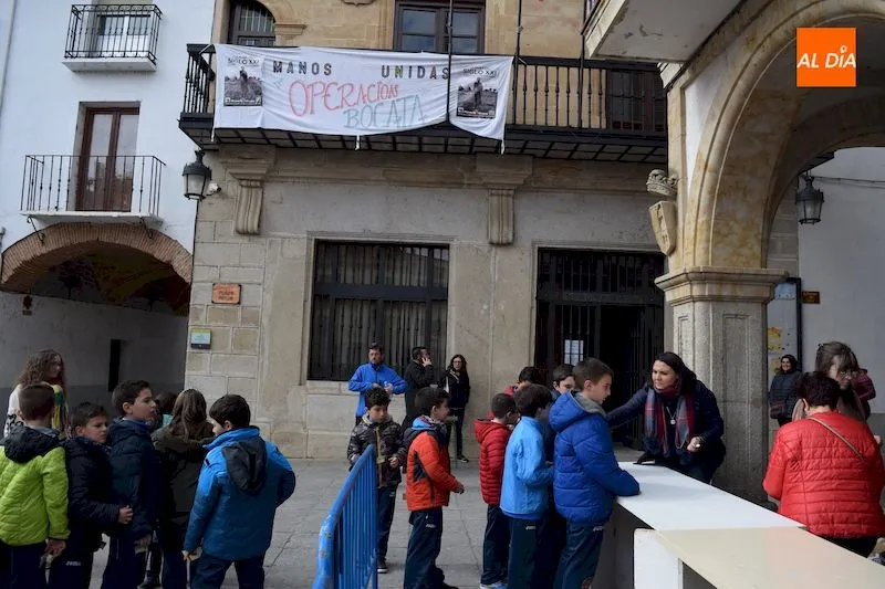 Foto 4 - Manos Unidas supera los mil bocadillos repartidos en la operaci&oacute;n bocata albense