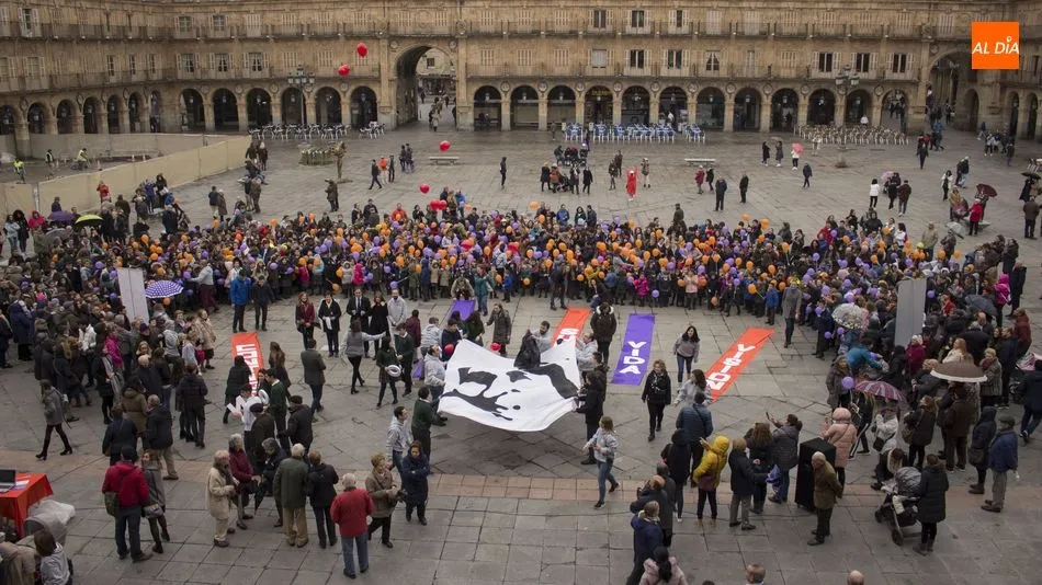 Celebración del centenario del Colegio Sagrado Corazón ‘Jesuitinas’ en la Plaza Mayor. Foto de Elena López