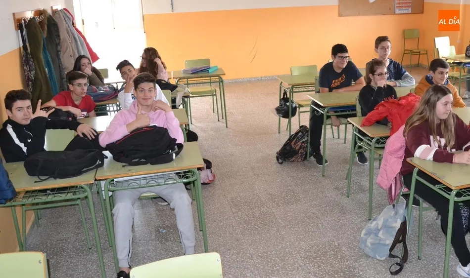 Foto 3 - ARCIU imparte charlas de concienciaci&oacute;n a alumnos del IES Fray Diego Tadeo  